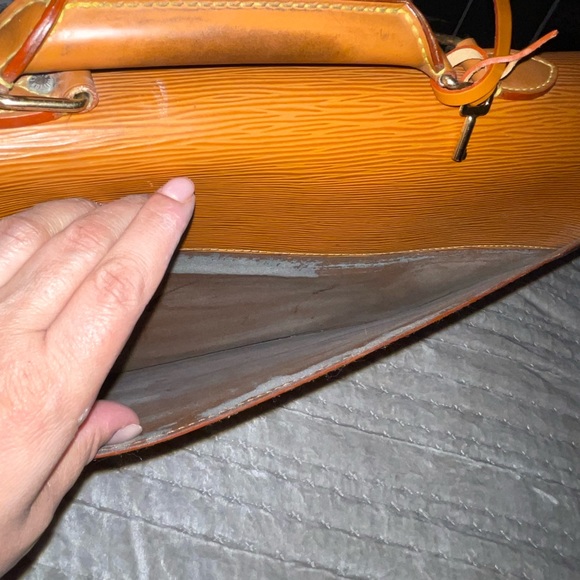 Louis Vuitton Preloved Epi leather briefcase needs some attention good condition - Picture 8 of 16